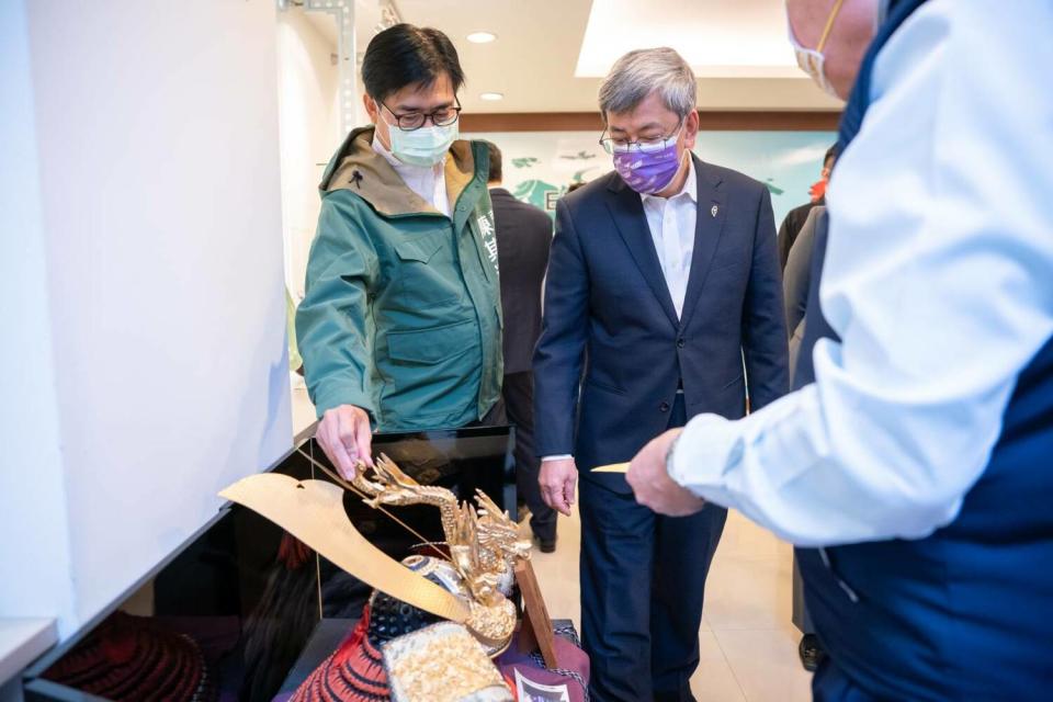 陳其邁(左)陪陳建仁參觀展示品。   圖：高雄市政府/提供