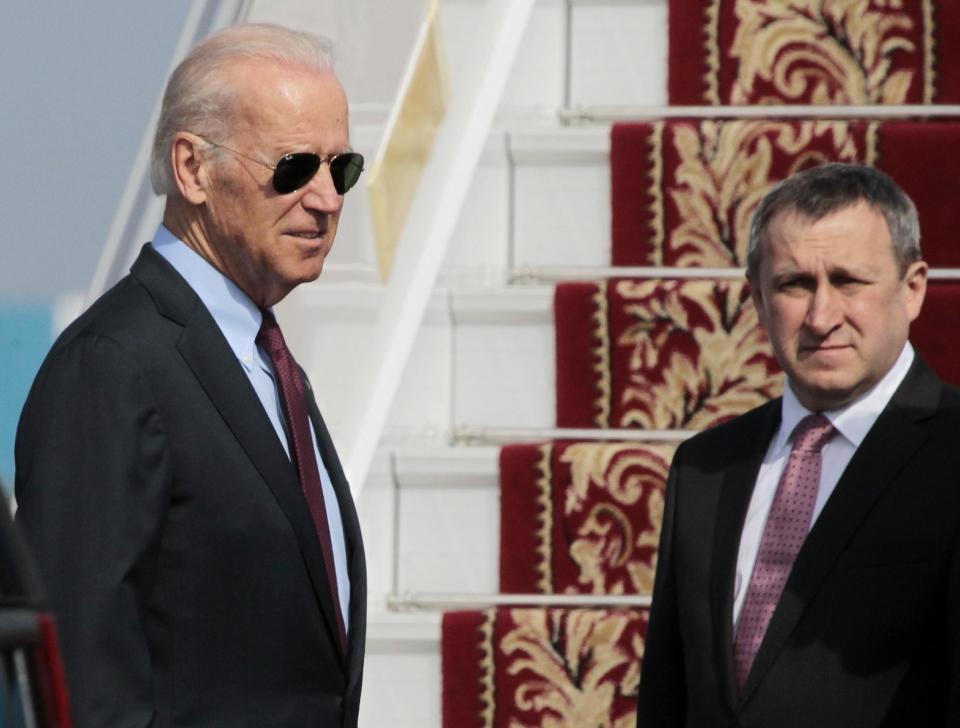 U.S. Vice President Joe Biden, left is greeted by Ukraine's Foreign Minister Andrii Deshchytsia at Borispol airport outside Kiev, Ukraine, Monday April 21, 2014. U.S. Vice President Joe Biden will meet with Ukraine's acting president, Oleksander Turchinov, and Prime Minister Arseny Yatseniuk on Tuesday, during a visit to Kiev. (AP Photo/Sergei Chuzavkov)