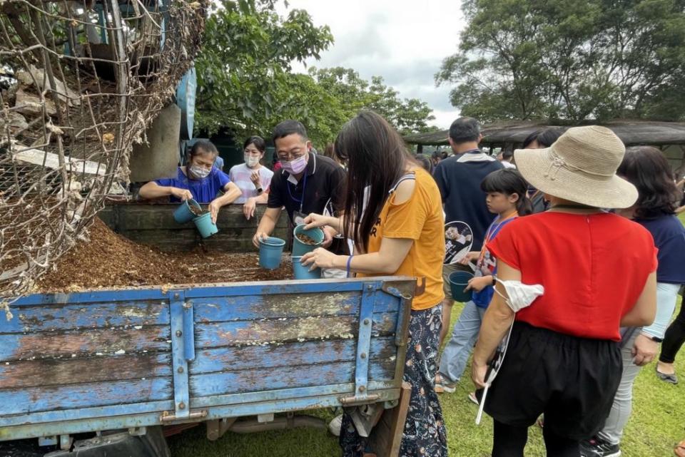 民眾親手製作廢棄太空包介質粉碎製作菌渣，瞭解農廢棄物循環再利用的綠色循環概念。（記者陳金龍攝）