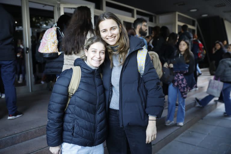 Malena Tomaso y Azul Lanzilotta, ambas de 25 años, estudiaron desde febrero para poder rendir el Examen Único