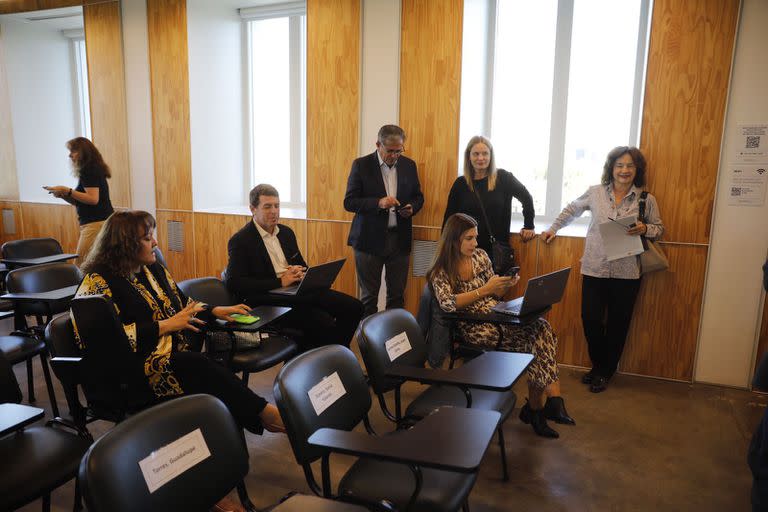 Parte del equipo docente de la Maestría: Graciela Guadalupe, Gastón Roitberg, Carlos Roberts, Enriqueta Llorente y Karina Galperín. A la derecha, Ana María Mustapic, quien dio la clase magistral en el acto de graduación