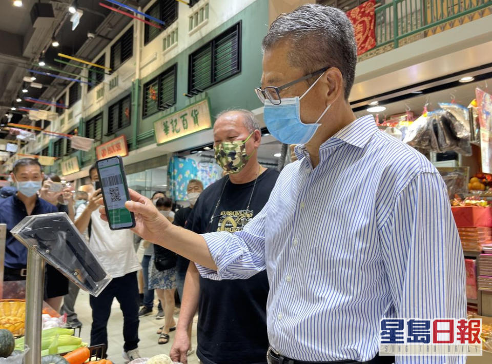 陳茂波指，市民將一起參與推動和建構香港的電子支付平台。網誌圖片