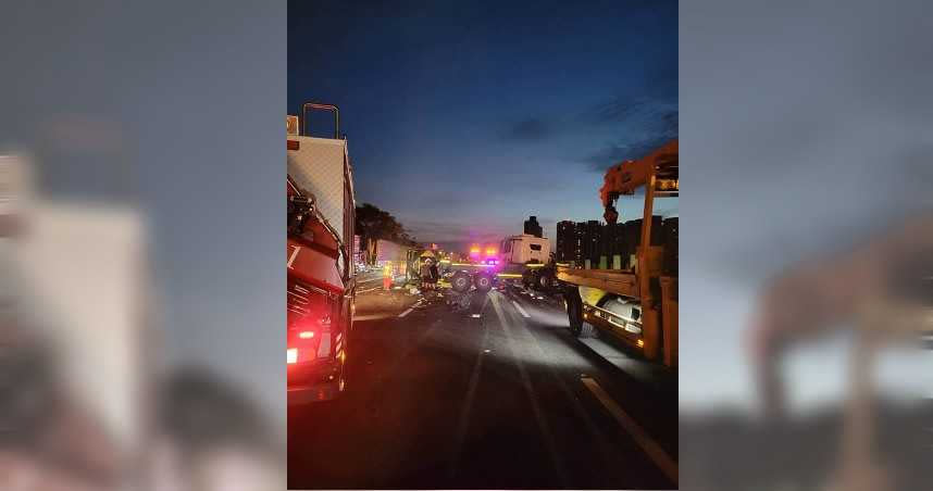 國道一號南下竹北交流道前發生一起重大車禍，現場疑似4車連撞。（圖／翻攝照片／中國時報莊旻靜新竹傳真）