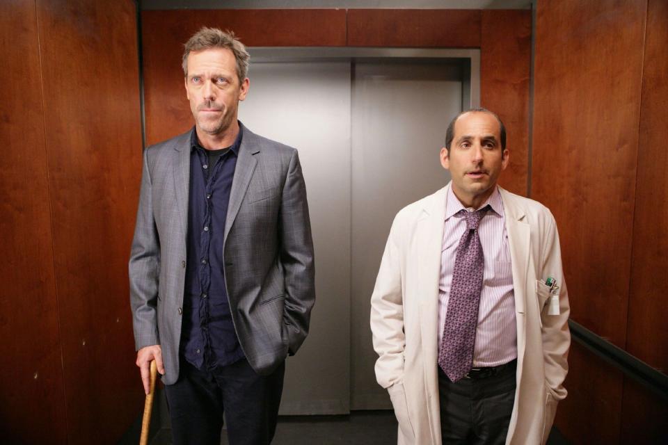 Er ist Bewerber Nummer 39: Als Dr. House (Hugh Laurie, links) sein Diagnostikteam neu aufstellt, wählt er auch den plastischen Chirurgen Dr. Chris Taub aus. Jener erweist sich für ihn oft als Verbündeter, wenn es darum geht, unkonventionelle oder auch verbotene Wege zu beschreiten, um Patienten zu heilen. (Bild: RTL)