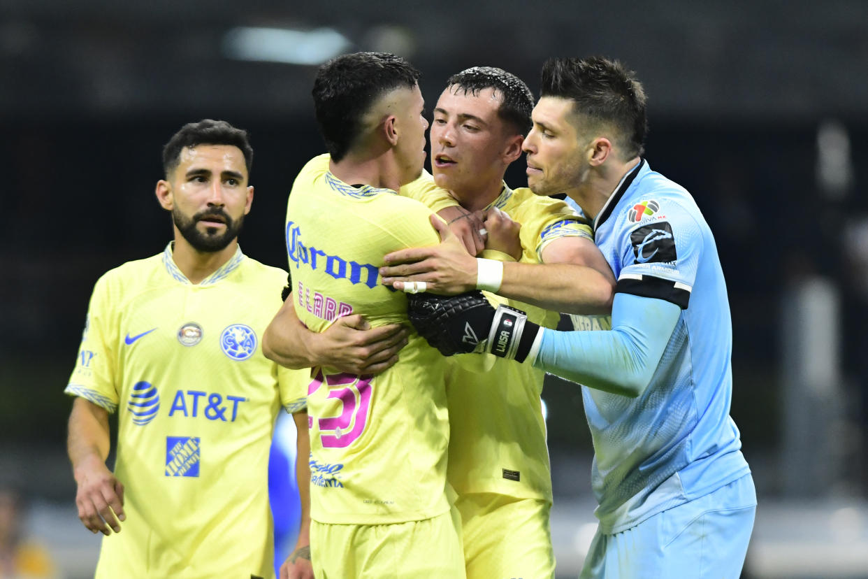 Emilio Lara tuvo que ser contenido por sus compañeros para que se tranquilizara (Foto de: Jaime Lopez/Jam Media/Getty Images)