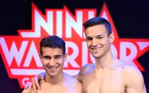 Hätte, hätte, Fahrradkette! Die Brüder Yasin (links) und Karim El Azzazy sind Stammgäste bei "Ninja Warrior Germany" (RTL) und schienen nach mehrmaligen Finalteilnahmen bereit für den größten Wurf - das Erklimmen des "Mount Midoriyama". Warum Moderator Frank Buschmann vor Aufregung bei ihrem Auftritt "die Pimpernellen" bekam - die Galerie verrät es! (Bild: TVNOW / Markus Hertrich)