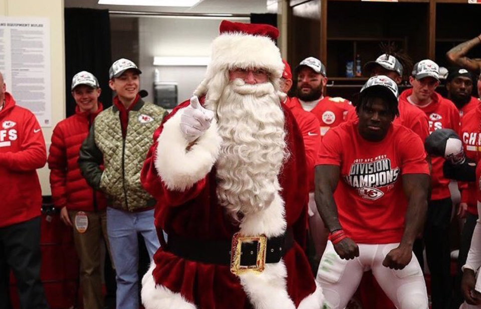 Andy Reid addressed the Kansas City Chiefs in the locker room dressed as Santa Claus. (Twitter/@Chiefs)