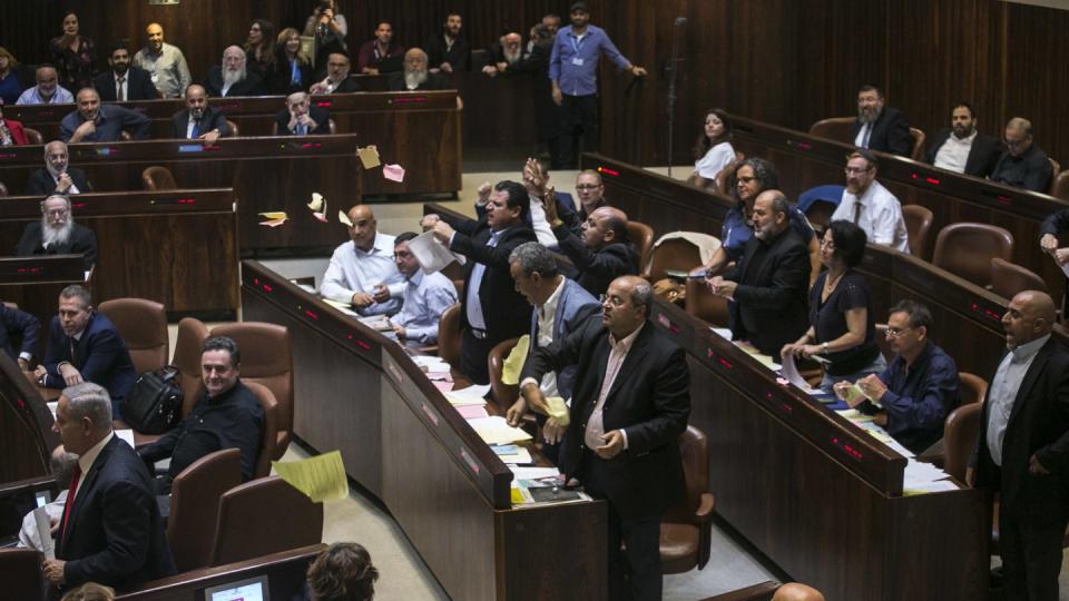 Arabische Abgeordnete protestieren in der Knesset gegen die Verabschiedung des «Nationalitätsgesetzes». Foto: Olivier Fitoussi/AP