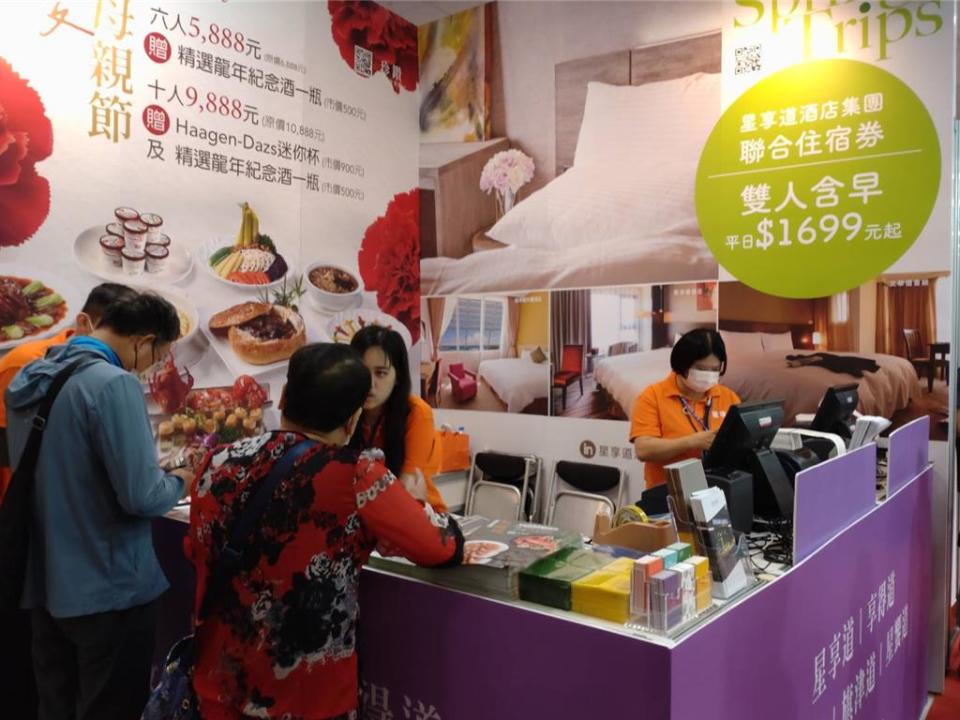 「熱銷爆款五星級餐券」是台中國際旅展的熱點，加上會場每日定時限量的低價促銷，成為會場最吸客的攤位！圖／曾麗芳