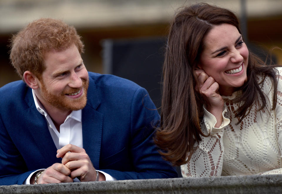 Catalina, Duquesa de Cambridge y el príncipe Enrique en una fiesta de té en el Palacio Buckingham en 2017 en Londres, Inglaterra. (Photo by Andrew Parsons - WPA Pool/Getty Images)