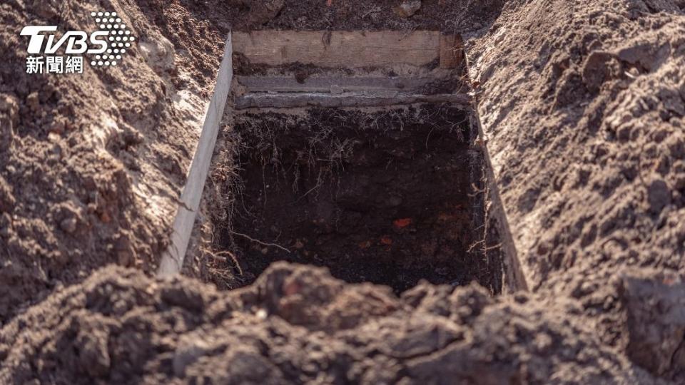 死去多年的親人突然託夢，才發現墓穴遭毀。（示意圖／Shutterstock達志影像）
