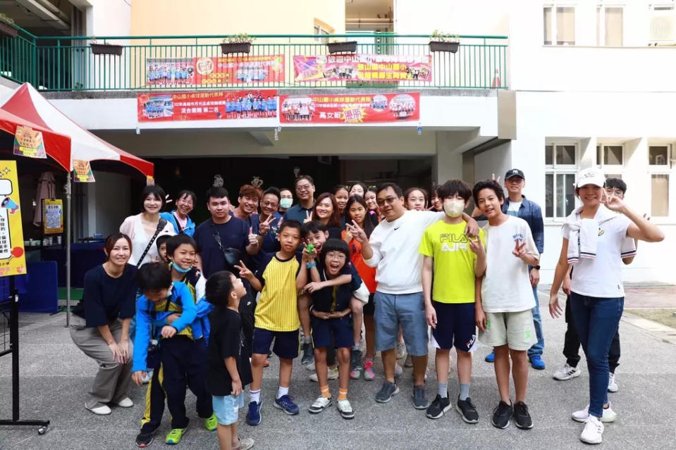 高雄市鼓山區中山國小桌球隊總動員，在校慶運動園遊會中，為愛義賣！官方提供