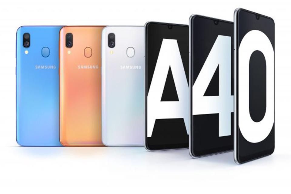 The Samsung A40 is avaialble on EE along with a free Nintendo Switch or 4K TV (Samsung)