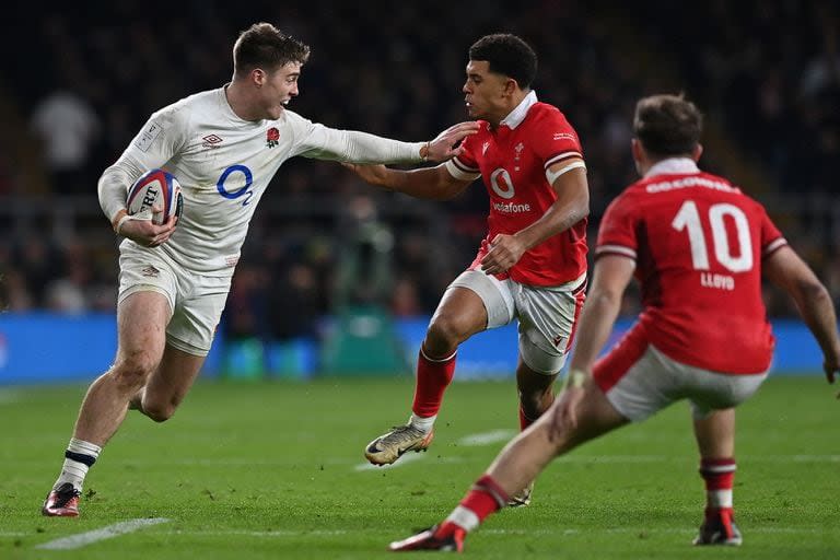 Tommy Freeman se apresta a realizar un hand-off contra el galés Rio Dyer; Inglaterra no se luce, pero termina ganando en el Seis Naciones.