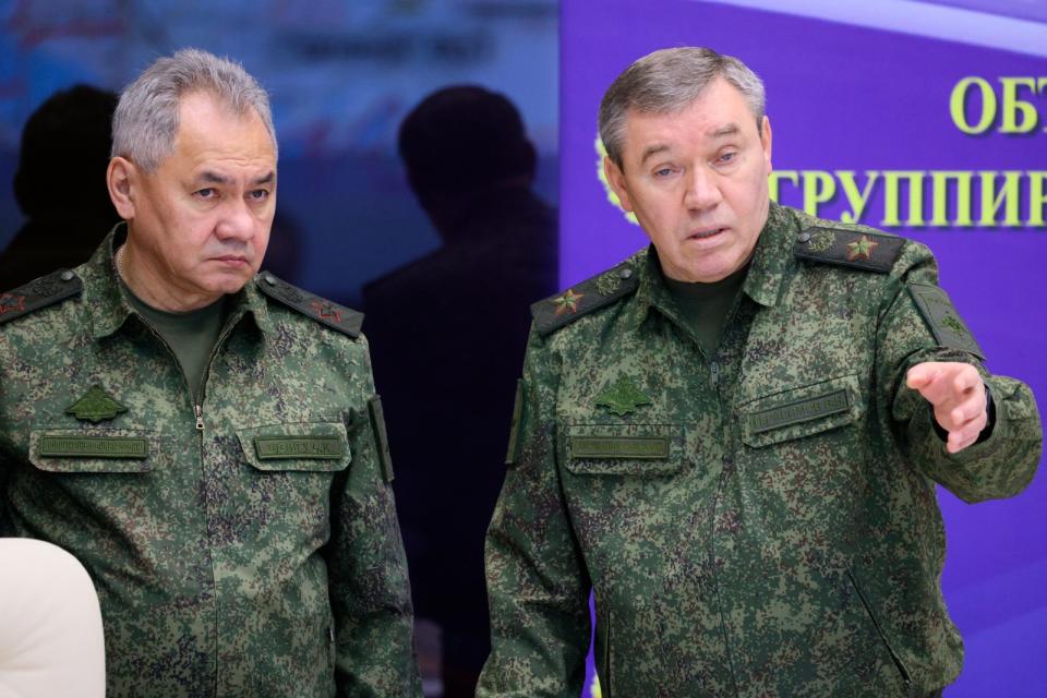 2022年12月21日，俄羅斯防長蕭依古（左）、參謀總長格拉西莫夫（右）陪同總統普丁出席會議。美聯社