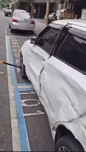 轎車被嚴重撞擊凹陷。（圖／翻攝自「爆廢公社」臉書）
