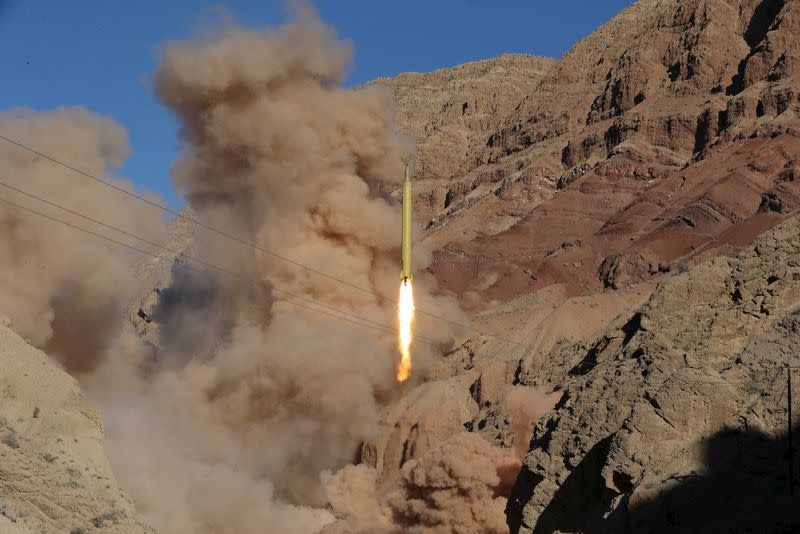 Image diffusée par la télévision iranienne d'un de deux missiles Qadr lancés mercredi d'un site situé dans le nord de l'Iran. Téhéran a procédé à deux nouveaux tirs de missiles balistiques conçus, a-t-il précisé, pour pouvoir atteindre Israël, ignorant les critiques des Etats-Unis à propos d'essais similaires menés mardi. /Photo prise le 9 mars 2016/REUTERS/Mahmood Hosseini/TIMA