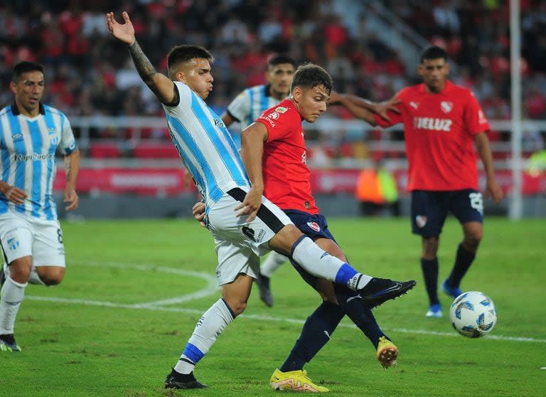 Escena del partido que disputan Independiente y Atlético Tucumán