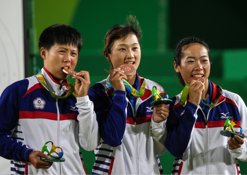 Las medallistas de bronce Le Chien-Ying, Lin Shih-Chia, Tan Ya-ting (de izquierda a derecha) de China Taipéi posan en una ceremonia de victoria para el evento de tiro con arco femenino por equipos en los Juegos Olímpicos de Verano de Río 2016 en el Sambódromo. Valery Sharifulin/TASS (Foto de Valery Sharifulin\ TASS a través de Getty Images)