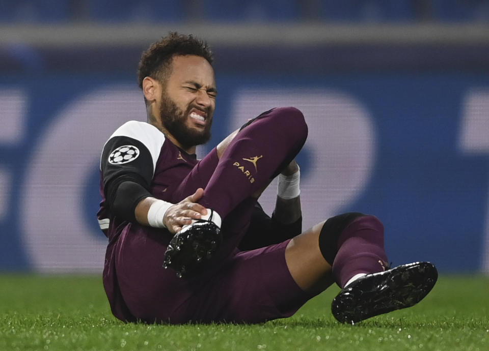 El delantero brasileño del PSG Neymar gesticula durante el partido contra Basaksehir por la Liga de Campeones, el miércoles 28 de octubre de 2020, en Estambul. (Ozan Kose/Pool vía AP)