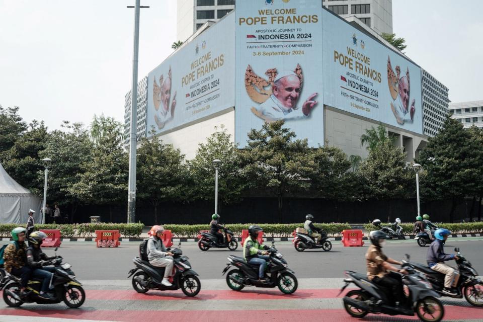 FOTO: Pesan selamat datang untuk Paus Fransiskus dipajang pada papan reklame listrik di bundaran Jakarta, Indonesia, pada 3 September 2024. (Yasuyoshi Chiba/AFP via Getty Images)