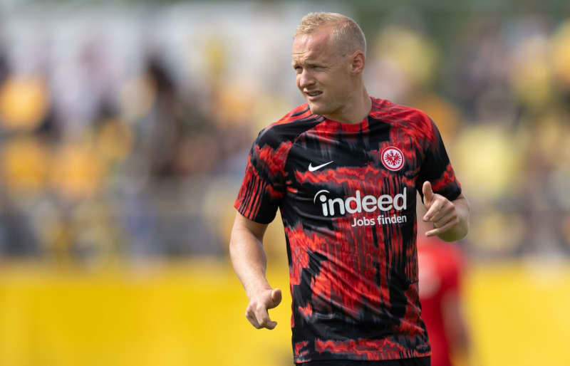 Frankfurt's Sebastian Rode warms up before the German DFB Cup soccer match between 1. FC Lokomotive Leipzig and Eintracht Frankfurt at Bruno Plache Stadium.  Eintracht Frankfurt captain Sebastian Rode is ready to make his comeback in the Bundesliga match at Darmstadt on Saturday after being sidelined since September 2023 due to a calf injury. Hendrik Schmidt/dpa