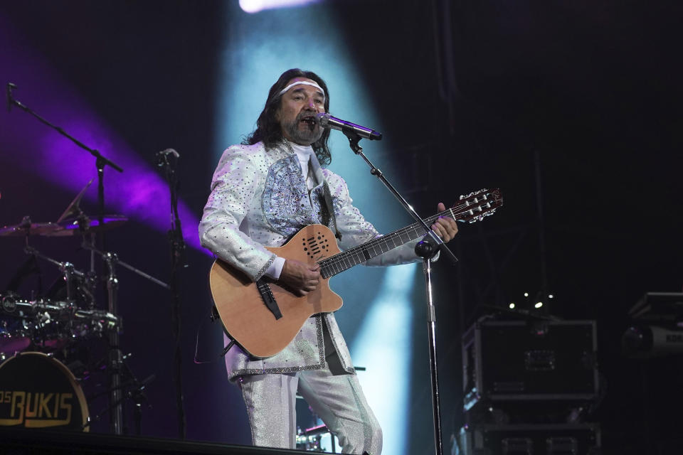 Marco Antonio Solís de la banda gupera mexicana Los Bukis durante su concierto en el Estadio Azteca en la Ciudad de México el 3 de diciembre de 2022. (Foto AP/Marco Ugarte)