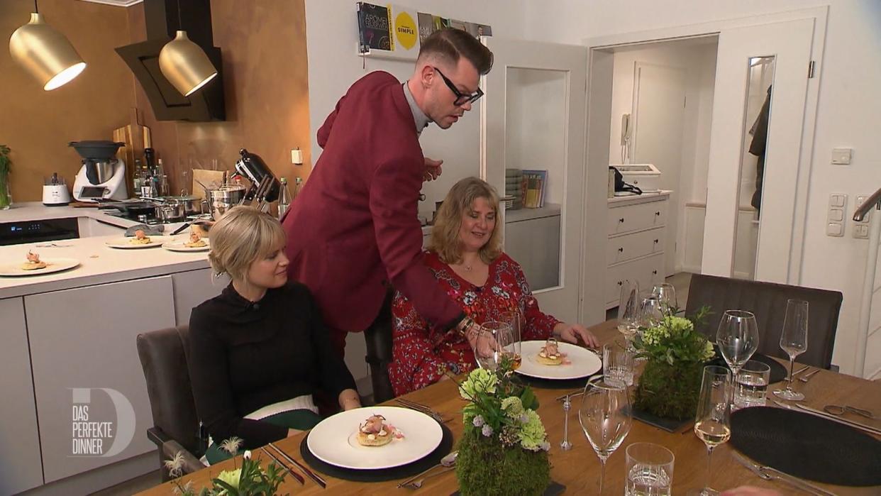 Fischbrötchen à la Fine Dining - das Auge isst schließlich mit. Janine (rechts) hätte trotzdem lieber etwas Fischloses auf dem Teller.
 (Bild: RTL)