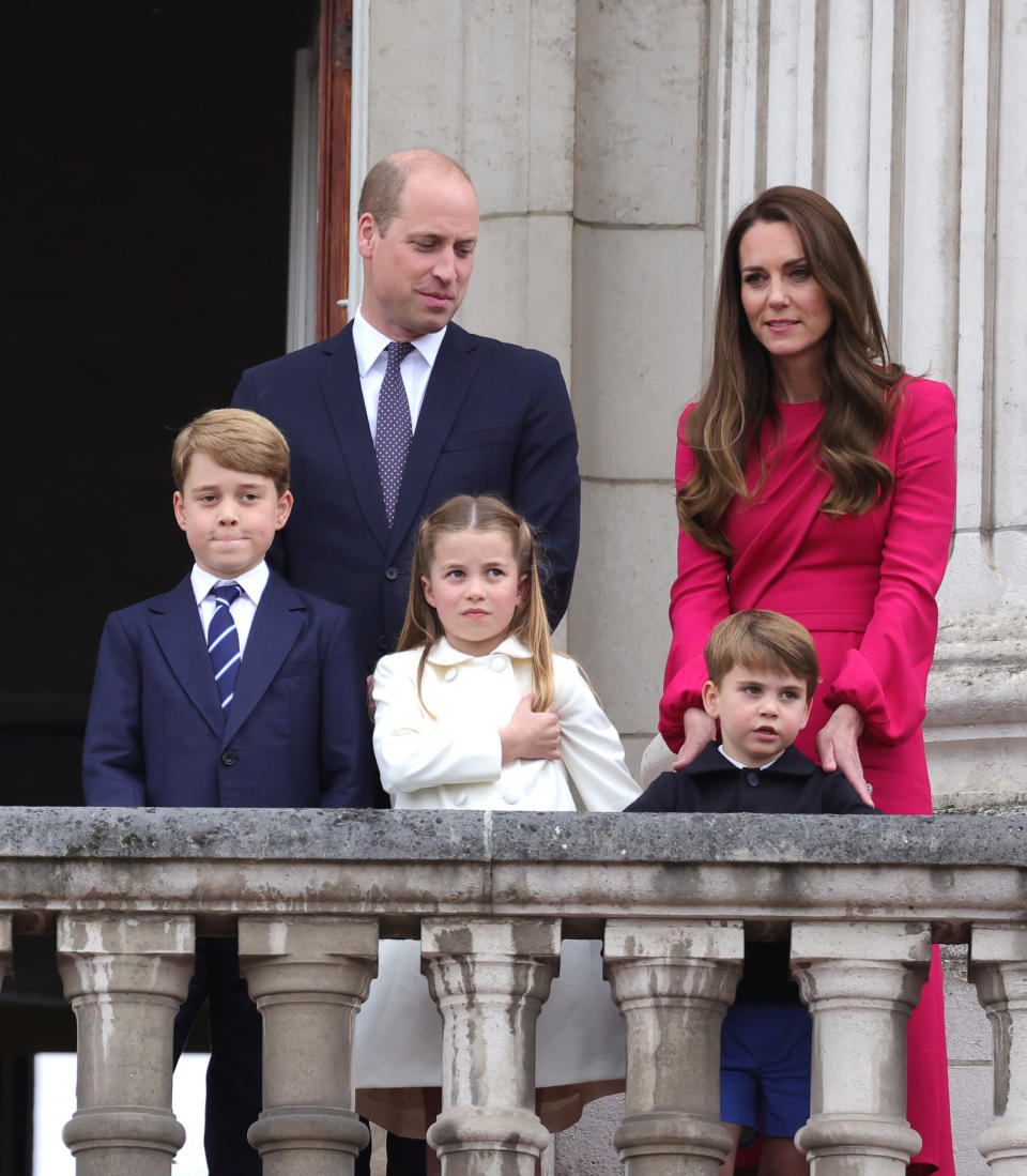 LONDON, ENGLAND - JUNE 05: (L-R) Prince George of Cambridge, Prince William, Duke of Cambridge Princess Charlotte of Cambridge, Prince Louis of Cambridge and Catherine, Duchess of Cambridge stand on the balcony during the Platinum Pageant on June 05, 2022 in London, England. The Platinum Jubilee of Elizabeth II is being celebrated from June 2 to June 5, 2022, in the UK and Commonwealth to mark the 70th anniversary of the accession of Queen Elizabeth II on 6 February 1952.  (Photo by Chris Jackson - WPA Pool/Getty Images)