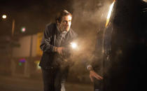 In "Nightcrawler" spielte Jake Gyllenhaal einen sensationsgeilen Kameramann, der durch die Nacht streift, um möglichst blutige Ereignisse zu filmen und später an Nachrichtensender zu verkaufen. Damit finanzieren sich Menschen in den USA wahrhaftig ihren Lebensunterhalt. Um das jedoch nachempfinden zu können, ging der Hollywoodstar mit echten sogenannten Nightcrawlern auf die Jagd nach dem besten Bild. Für den Schauspieler wahrscheinlich eine schockierende Erfahrung, die er nicht so schnell vergessen dürfte. (Bild-Copyright: Moviestore/REX/Shutterstock)