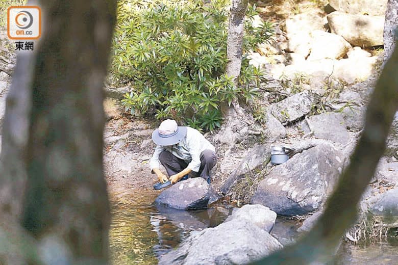 有市民在水邊清洗碗碟。（黃偉邦攝）