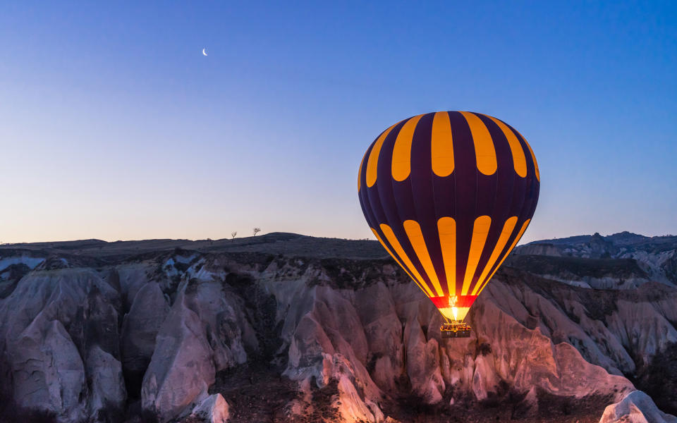 <p>Balloons usually take off early in the morning—about 5:00-5:30am, depending on the season—because the wind conditions are best around sunrise. Tour companies will pick you up at your hotel, so there’s no need to worry about getting to the take-off site while you’re half asleep. </p>