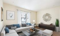 Este es el amplio salón de la vivienda, que tiene 20 metros cuadrados. (Foto: <a href="http://www.bhsusa.com/manhattan/upper-west-side/622-west-114th-street-43/coop/20322499" rel="nofollow noopener" target="_blank" data-ylk="slk:Brown Harris Stevens;elm:context_link;itc:0;sec:content-canvas" class="link ">Brown Harris Stevens</a>).