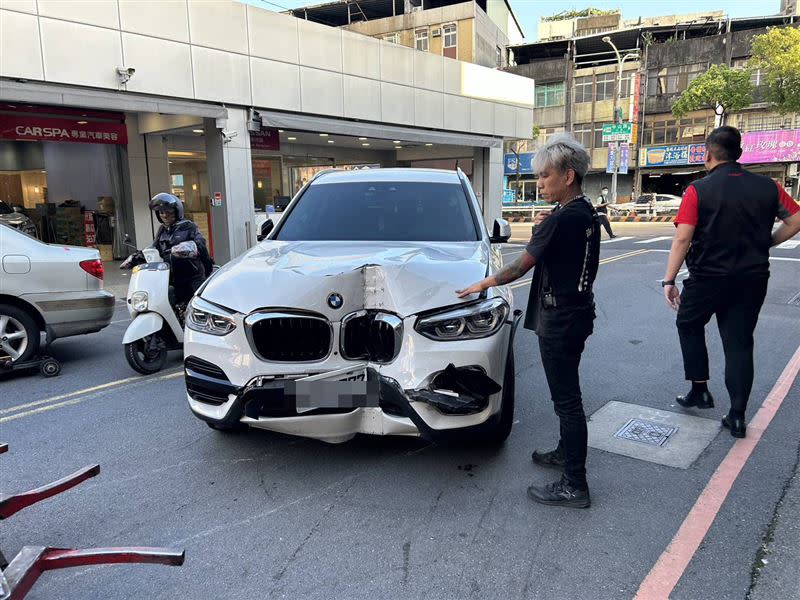 BMW X3車頭嚴重凹陷。（圖／翻攝畫面）