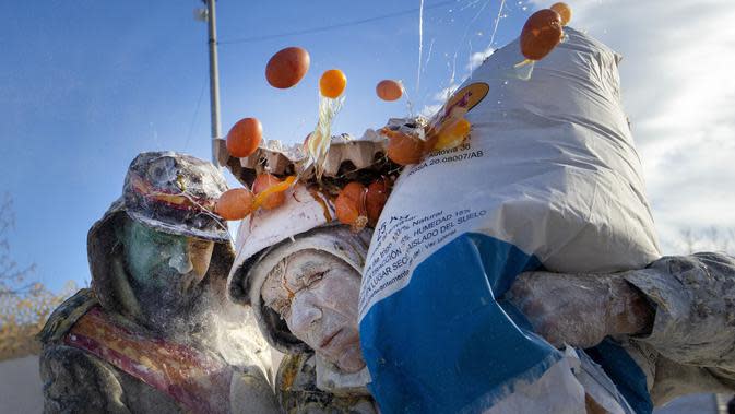 Orang-orang yang bersuka ria saling lempar tepung dan telur dalam festival Els Enfarinats, di kota Ibi dekat Alicante, Spanyol, Selasa (28/12/2021). Tradisi unik ini lahir untuk mengenang pertarungan memperebutkan kendali Kota Ibi di kawasan Spanyol, pada masa-masa silam. (AP Photo/Alberto Saiz)