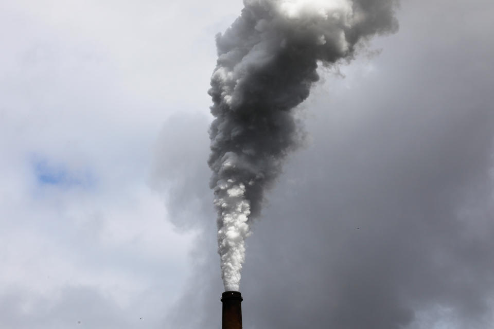 Exhaust spews from the East Bend Generating Station, a coal-fired power plant in Union, Kentucky. (Photo: Brian Snyder/Reuters)