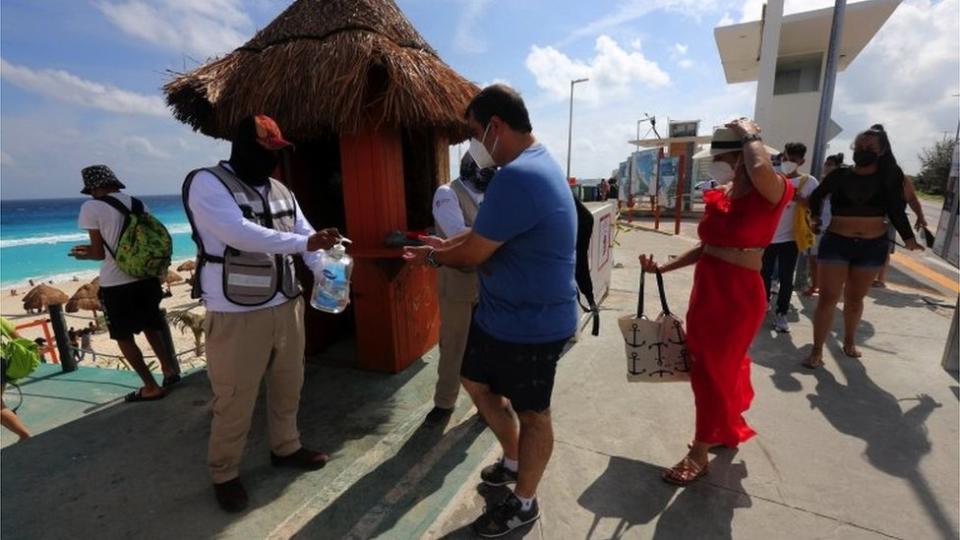 Gel antibacterial para acceder a una playa de Cancun
