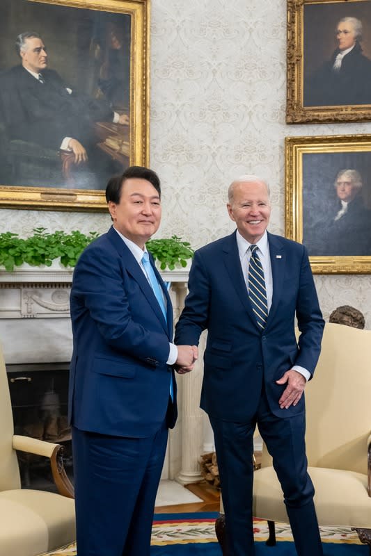 韓國總統尹錫悅（左）赴美進行國是訪問，與美國總統拜登達成重大協議，除了關注台海與印太和平自由外，更將加強對朝鮮的威嚇，以維持朝鮮半島和平。   圖：翻攝自拜登臉書