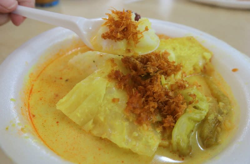 sinar harapan - closeup of lontong