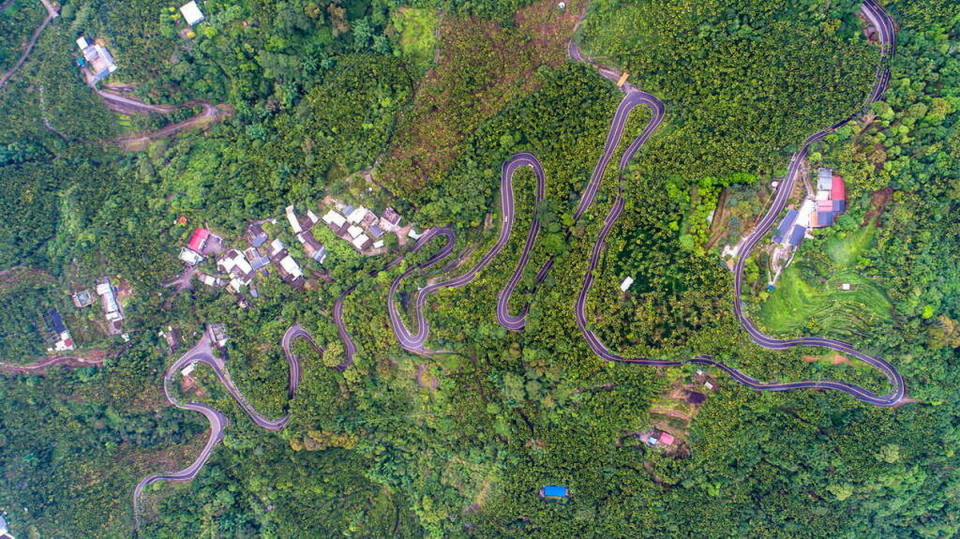 圖／嘉義梅山36彎沿途風景美不勝收，必須成功挑戰36個彎道，才能抵達海拔美景太平雲梯，這裡也是廣大車友挑戰腳力的好地方。