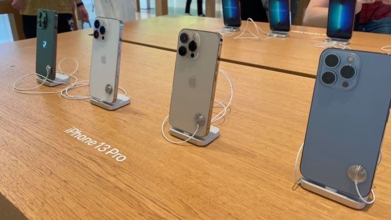 ▲蘋果發表會推出iPhone 14新機，蘋果官網隨即下架iPhone 13 Pro以上機型，預估成為近期最搶手的熱門舊機。（圖／NOWnews資料照片）