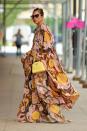 <p>La artista acaparó todas las miradas en las calles de Nueva York con este fabuloso vestido maxi con estampado floral. </p>