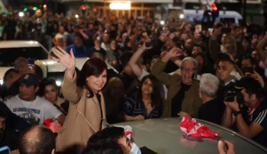 La impronta de CFK 2023, que la misma ex presidenta terminó de instalar colocándose una gorra con esa leyenda