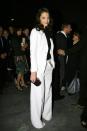 <p>Katie Holmes a assisté au défilé Yves Saint Laurent au cours de la Fashion Week de Paris le 5 octobre 2006 vêtue d'un tailleur blanc et d'un haut noir. <i>(Photo : Michel Dufour/WireImage)</i></p>