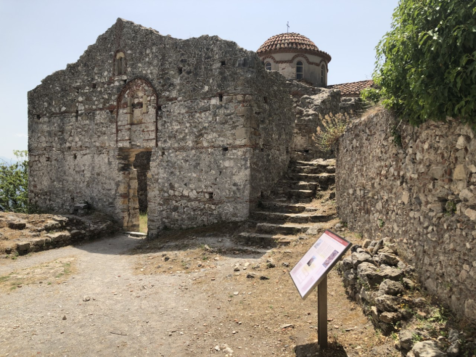 Ruinas de edificios que datan de la ocupación turca.    