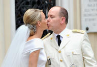 Le 2 juillet 2011, alors que la presse évoque des tensions au sein de leur couple, Charlene Wittstock et le prince Albert se disent le "oui" tant attendu dans la cour du Palais princier de Monaco. Au lendemain du mariage civil, Charlene arbore une robe Giorgio Armani en satin blanc avec un col croisé. Une création qui a nécessité plus de 2500 heures de travail. De nombreuses personnalités assistent à la cérémonie, de Nicolas Sarkozy à Inès de la Fressange, en passant par Jean-Michel Jarre. Un an plus tard, lors d’une interview pour CBS, le couple revient sur les rumeurs affirmant que la princesse de Monaco aurait tenté de prendre la fuite quelques jours avant son mariage. Une fugue qui serait due à une nouvelle infidélité du prince Albert, voire même à la découverte d’un nouvel enfant caché selon <em>VSD</em>. "<em>Ces rumeurs étaient complètement infondées, complètement fausses. Et c'était très injuste. Nous savons d'où elles viennent. Nous avons réglé cela</em>", assure alors le marié avec sérénité. <em>(Photo by Gareth Cattermole/Getty Images)</em>