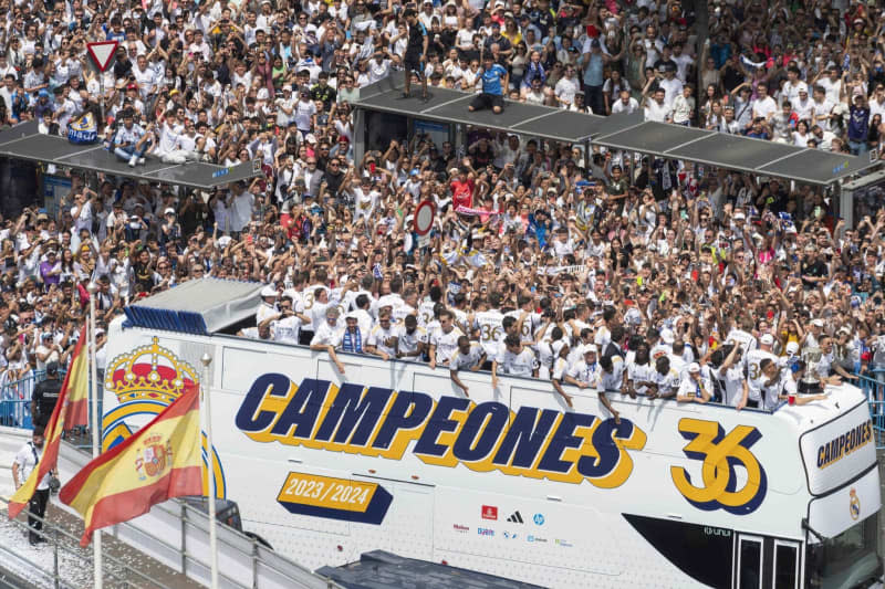 Real Madrid players parade onboard a bus to celebrate the club's La Liga title-winning. Miguel Candela/SOPA Images via ZUMA Press Wire/dpa