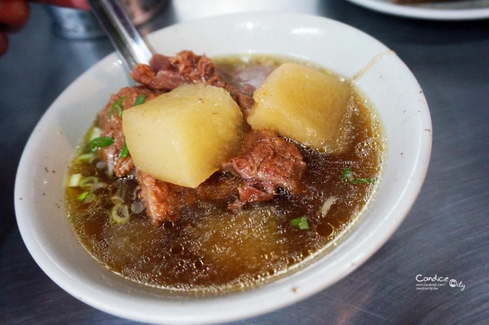 《台中》中華路夜市美食吃透透牛乳大王 潭子臭豆腐 蘇記筒仔米糕 炒牛肉 林家烤肉