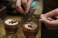 Los camareros no se encargan solo de servir, sino que explican a los clientes los granos de café que utilizan, cómo los preparan y otros secretos. (Foto: Luca Bruno / AP).