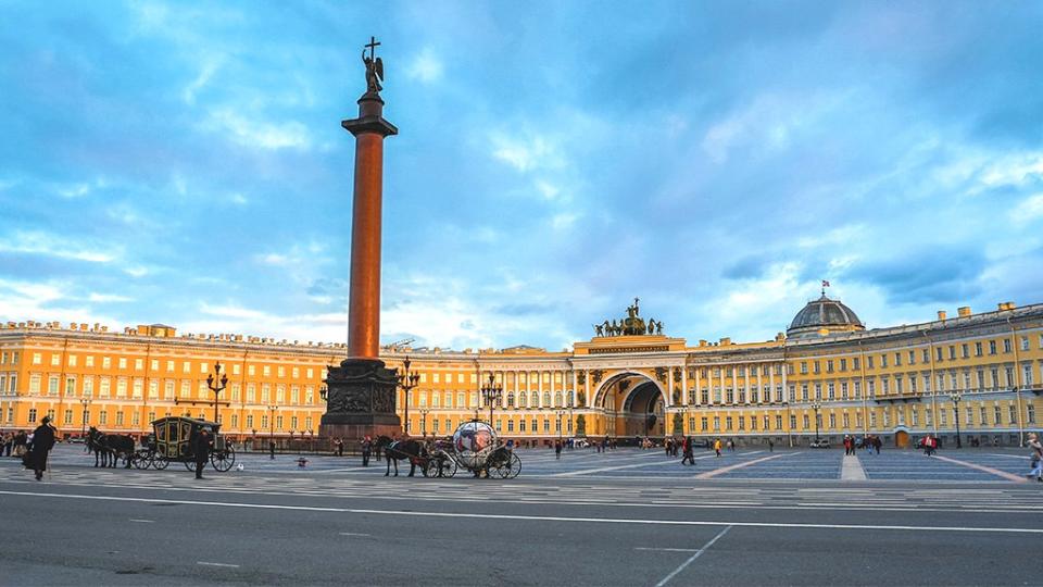 Plaza del Palacio y Palacio de Invierno al anochecer, San Petersburgo, Rusia